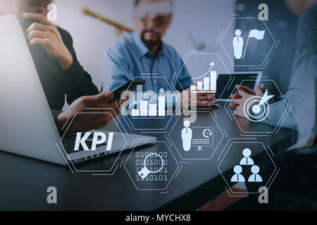 Key Performance Indicator (KPI) workinng mit Business Intelligence (BI) Metriken erreichen und geplante Ziel zu messen. co arbeiten team Meeting con Stockfoto
