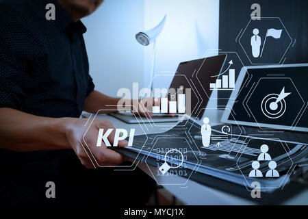 Key Performance Indicator (KPI) workinng mit Business Intelligence (BI) Metriken erreichen und geplante Ziel zu messen. Geschäftsmann mit sm arbeiten Stockfoto