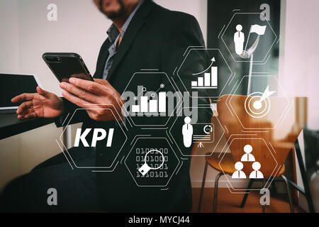 Key Performance Indicator (KPI) workinng mit Business Intelligence (BI) Metriken erreichen und geplante Ziel zu messen. Geschäftsmann mit sm arbeiten Stockfoto