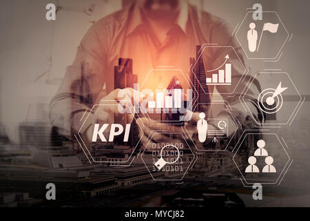 Key Performance Indicator (KPI) workinng mit Business Intelligence (BI) Metriken erreichen und geplante Ziel zu messen. Geschäftsmann mit sm arbeiten Stockfoto