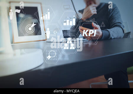Key Performance Indicator (KPI) workinng mit Business Intelligence (BI) Metriken erreichen und geplante Ziel zu messen. Geschäftsmann mit sm arbeiten Stockfoto