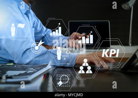 Key Performance Indicator (KPI) workinng mit Business Intelligence (BI) Metriken erreichen und geplante Ziel zu messen. Geschäftsmann mit sm arbeiten Stockfoto