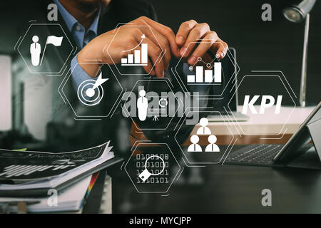 Key Performance Indicator (KPI) workinng mit Business Intelligence (BI) Metriken erreichen und geplante Ziel zu messen. Mann mit VOIP-Headset mit Stockfoto