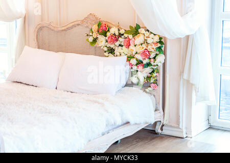 Stilvolles Schlafzimmer In Einem Modernen Haus Fur Die Familie Stockfotografie Alamy
