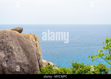 Hohe Betrachtungswinkel und schöne Natur Landschaft, blauen Meer und Stein auf Sicht auf Koh Nang Yuan Island für Hintergrund Stockfoto