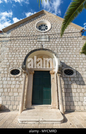 Vordere Tür des Franziskanerkloster in Cavtat, Kroatien. Stockfoto