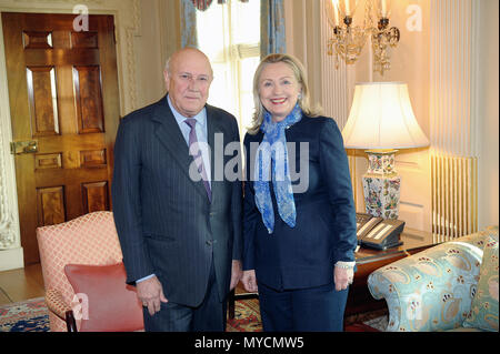 Us-Außenministerin Hillary Rodham Clinton trifft sich mit F.w. de Klerk, ehemaliger Präsident der Republik Südafrika, des US-Außenministeriums, in Washington, D.C., am 6. März 2012 Stockfoto