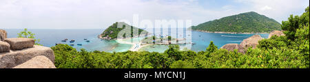 Panorama hohe Betrachtungswinkel und schöne Natur Landschaft Meer Strand und Pier für Bootsfahrt auf Koh Nang Yuan Island im Sommer ist eine berühmte touristische anziehen Stockfoto