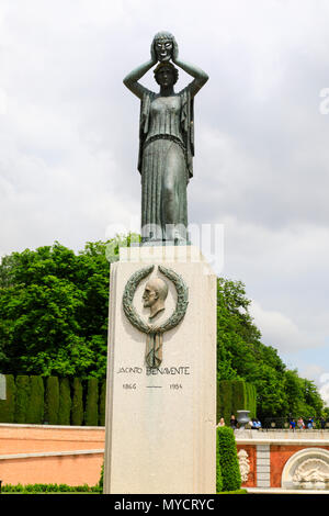 Denkmal für spanische Dramatiker Jacinto Benavente in Parque del Buen Retiro, Madrid, Spanien. Mai 2018 Stockfoto