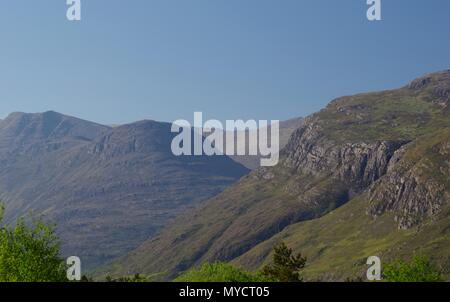 Bergrücken von Beinn a 'Mhuinidh, der basalen Quarzit Geologie. Beinn Eighe NNR, Kinlochewe, Schottland, Großbritannien. Stockfoto