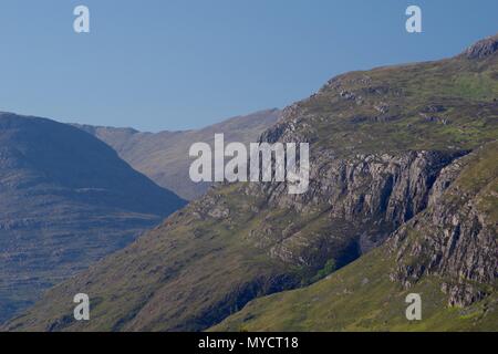 Bergrücken von Beinn a 'Mhuinidh, der basalen Quarzit Geologie. Beinn Eighe NNR, Kinlochewe, Schottland, Großbritannien. Stockfoto