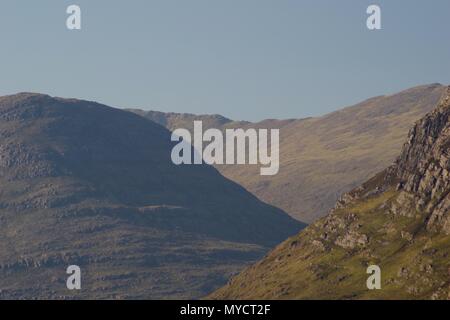 Bergrücken von Beinn a 'Mhuinidh, der basalen Quarzit Geologie. Beinn Eighe NNR, Kinlochewe, Schottland, Großbritannien. Stockfoto