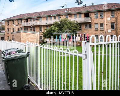 Alte residential Apartment Einheiten in North Melbourne. Wäscheservice auf Rotary Wäschetrockner im gemeinsamen Raum. Mülleimer am Straßenrand. VIC Australien