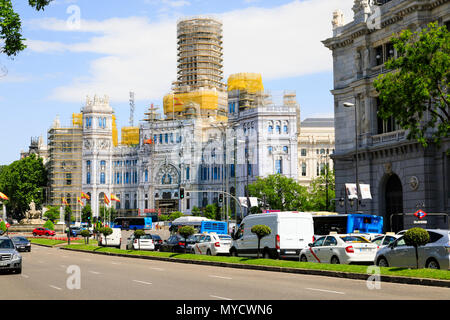 Palacio de Cibeles und Brunnen im lackierten Gerüst. Madrid, Spanien. Mai 2018 Stockfoto