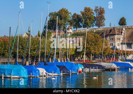 Rapperswil, Schweiz - 27 September 2014: Boote an einer Pier am Züricher See in der Altstadt von Rapperswil. Rapperswil ist ein Teil der Gemeinde von Ra Stockfoto