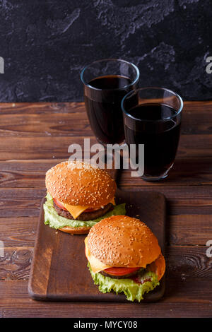 Foto von zwei frische Hamburger und zwei Gläser Saft Stockfoto