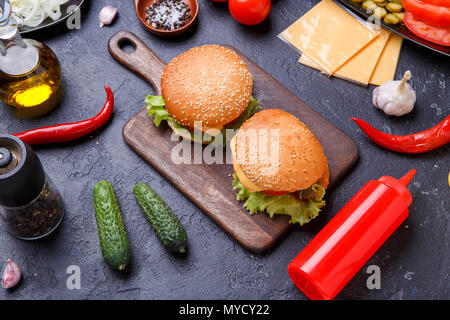 Foto von zwei Hamburger auf Holzbrett, Käse Stockfoto