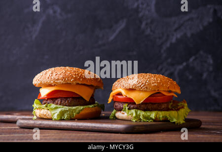 Bild von zwei Hamburger auf hölzernen Tisch Stockfoto