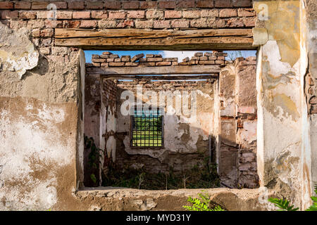 Abstrakte Bilder Windows und Innenraum, Ruinen eines verlassenen Ruine. Alten verfallenen Mauern Steine. Zerstört molding, Gips Dekorationen Stockfoto