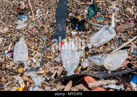 Zufällige Plastik, Abfälle, Müll, Schutt und Steinen auf dem Boden verstreut. Stockfoto