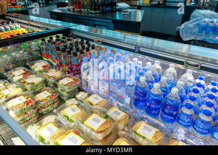 Portland, Oregon - 26. Mai 2018: Sandwiches und Getränke auf dem Display an der Portland International Airport Stockfoto