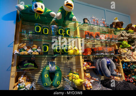 Portland, Oregon - 26. Mai 2018: Oregon Souvenirs auf dem Display an der Portland International Airport Stockfoto