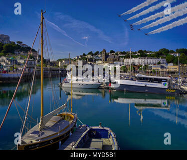 De - Devon: der Royal Air Force Aerobatic Team (rote Pfeile) über Torquay Stockfoto