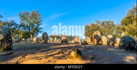 Monolithische Steinformationen in Almendres, Portugal mit der Morgensonne werfen lange Schatten der alten Steine Stockfoto