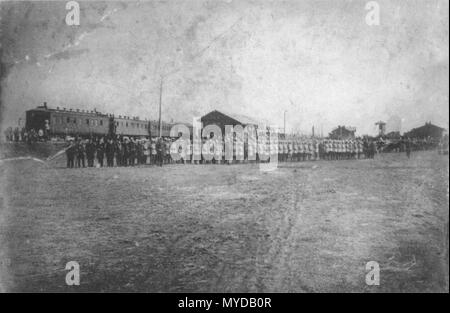 . Englisch: Dmitriev (Dmitriev-Lgovsky) Bahnhof (Bryansk - lgov Linie der Мoscow - Kiev-Voronezh Railway) Platz im Anfang des XX Jahrhunderts. Сivil Diener der Dmitriev vor Ankunft des Großfürsten Michael Alexandrowitsch Russlands. Русский: Площадь Привокзальная Дмитриев станции (Дмитриев - Льговский) Брянско - Льговского пути Московско - Киевско - Воронежской железной дороги в начале века ХХ. Перед Дмитриевские чиновники встречей Великого Князя Михаила Александровича. 1901. Фотограф неизвестен (Unbekannt) 142 Dmitriev Bahnhof Alte (quadratisch) Stockfoto