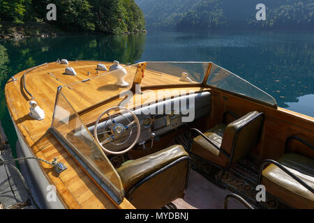 Abchasien, Georgien, vom 17. SEPTEMBER 2017: Cockpit von Vintage Schnellboot auf See Ritsa Stockfoto