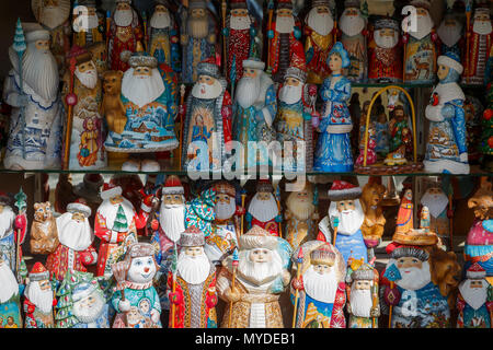 Viele russische bunte Puppen - Weihnachtsmänner, Schnee, Jungfrauen, snowmens stand auf dem Regal im Store in Erwartung der ausländischen Touristen Stockfoto