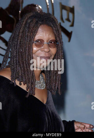 28 Okt 2000, Los Angeles, Kalifornien, USA --- Ursprüngliche Bildunterschrift: das Karussell der Hoffnung, ein Nutzen für die Kinder Diabetes Foundation wurde im Beverly Hilton in Los Angeles. - - - Bild von ©. /USAWhoopi Goldberg zu profitieren Red Carpet Event, Vertikal, USA, Filmindustrie, Prominente, Fotografie, Bestof, Kunst, Kultur und Unterhaltung, Topix Prominente Fashion/Vertikal, Besten, Event in Hollywood Leben - Kalifornien, Roter Teppich und backstage, USA, Film, Stars, Film Stars, TV Stars, Musik, Promis, Fotografie, Bestof, Kunst, Kultur und Unterhaltung, Stockfoto