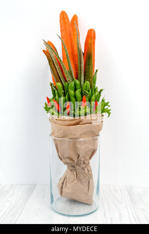 Ein original Gemüse bouquet bestehend aus Karotten, pea Pods, Salatblätter, Paprika und Aloe ist in einem Glas Vase Stockfoto