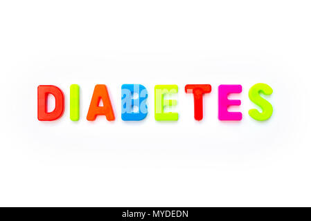 Das Wort DIABETES buchstabiert mit farbigen Buchstaben. Stockfoto