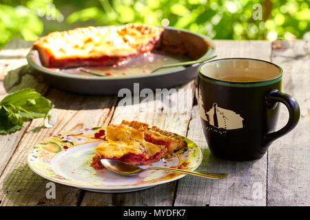 Rhabarber und Erdbeertorte. Stockfoto