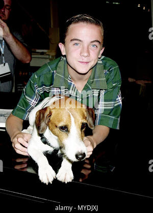 09 Aug 2000, Las Vegas, Nevada, USA - - - Frankie Muniz und überspringen Sie den Hund an der VSDA (Video). 07/09/00 - Las Vegas, NV --- Bild von: ©. /USAFrankie Muniz und Überspringen der Hund Red Carpet Event, Vertikal, USA, Filmindustrie, Prominente, Fotografie, Bestof, Kunst, Kultur und Unterhaltung, Topix Prominente Fashion/Vertikal, Besten, Event in Hollywood Leben - Kalifornien, Roter Teppich und backstage, USA, Film, Stars, Film Stars, TV Stars, Musik, Promis, Fotografie, Bestof, Kunst, Kultur und Unterhaltung, Topix, vertikale, Anfrage tsuni@Gamma-USA.com, Thr Stockfoto