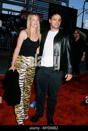 18. Mai 2000, Hollywood, Los Angeles, Kalifornien, USA --- Matt Leblanc mit seinem Verlobten Melissa McKnight bei der Filmpremiere von Mission Impossible 2. - - - Bild von ©. /USAMatt Leblanc mit Verlobten Melissa McKnight Red Carpet Event, Vertikal, USA, Filmindustrie, Prominente, Fotografie, Bestof, Kunst, Kultur und Unterhaltung, Topix Prominente Fashion/Vertikal, Besten, Event in Hollywood Leben - Kalifornien, Roter Teppich und backstage, USA, Film, Stars, Film Stars, TV Stars, Musik, Promis, Fotografie, Bestof, Kunst, Kultur und Unterhaltung, Topix, vertic Stockfoto