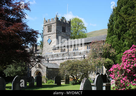 Außenansicht von St. Andrew's anglikanische Kirche in Sedbergh, Cumbria, England mit Grabsteine im Vordergrund. Stockfoto