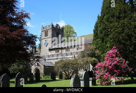 Außenansicht von St. Andrew's anglikanische Kirche in Sedbergh, Cumbria, England mit Grabsteine im Vordergrund. Stockfoto