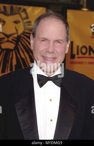 19 Okt 2000, Los Angeles, Kalifornien, USA --- Michael Eisner an die Berühmtheit, die Eröffnung von "König der Löwen" (das Spiel). 10/19/00 - Los Angeles, CA -- Bild von: ©. /USAMichael Eisner Red Carpet Event, Vertikal, USA, Filmindustrie, Prominente, Fotografie, Bestof, Kunst, Kultur und Unterhaltung, Topix Prominente Fashion/Vertikal, Besten, Event in Hollywood Leben - Kalifornien, Roter Teppich und backstage, USA, Film, Stars, Film Stars, TV Stars, Musik, Promis, Fotografie, Bestof, Kunst, Kultur und Unterhaltung, Topix, vertikal, eine Person, Anfrage tsuni @ Gamma-U Stockfoto