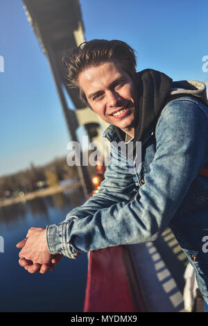 Hübscher junger Mann posiert für die Kamera. Stockfoto