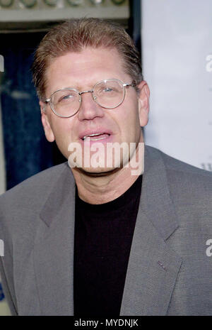 18 Aug 2000, Los Angeles, Kalifornien, USA --- Robert Zemeckis im 'Was liegt unter 'Premiere. 7/18/00 - Los Angeles, CA -- Bild von: ©. /USARobert Zemeckis Red Carpet Event, Vertikal, USA, Filmindustrie, Prominente, Fotografie, Bestof, Kunst, Kultur und Unterhaltung, Topix Prominente Fashion/Vertikal, Besten, Event in Hollywood Leben - Kalifornien, Roter Teppich und backstage, USA, Film, Stars, Film Stars, TV Stars, Musik, Promis, Fotografie, Bestof, Kunst, Kultur und Unterhaltung, Topix, vertikal, eine Person, Anfrage tsuni@Gamma-USA.com, headsho Stockfoto