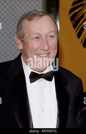 19 Okt 2000, Los Angeles, Kalifornien, USA - - - Roy Disney auf die Berühmtheit, die Eröffnung von "König der Löwen" (das Spiel). 10/19/00 - Los Angeles, CA -- Bild von: ©. /USARoy Disney Red Carpet Event, Vertikal, USA, Filmindustrie, Prominente, Fotografie, Bestof, Kunst, Kultur und Unterhaltung, Topix Prominente Fashion/Vertikal, Besten, Event in Hollywood Leben - Kalifornien, Roter Teppich und backstage, USA, Film, Stars, Film Stars, TV Stars, Musik, Promis, Fotografie, Bestof, Kunst, Kultur und Unterhaltung, Topix, vertikal, eine Person, Anfrage tsuni@Gamma-USA.com, Stockfoto