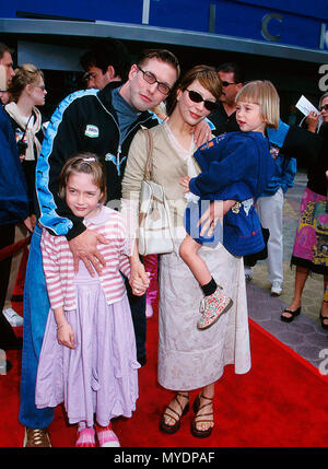 15 Apr 2000, Hollywood, Los Angeles, Kalifornien, USA ----- Steven Baldwin Kennya mit Frau und Kindern bei der Premiere von Die Flintstones in Viva Rock Vegas. - - - Bild von ©. /USASteven Kennya Baldwin mit Frau und zwei Töchtern Red Carpet Event, Vertikal, USA, Filmindustrie, Prominente, Fotografie, Bestof, Kunst, Kultur und Unterhaltung, Topix Prominente Fashion/Vertikal, Besten, Event in Hollywood Leben - Kalifornien, Roter Teppich und backstage, USA, Film, Stars, Film Stars, TV Stars, Musik, Promis, Fotografie, Bestof, Kunst, Kultur und Unterhaltung, Topix Stockfoto