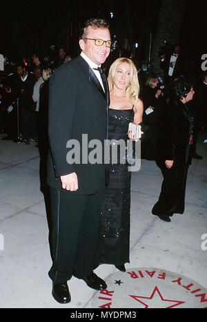 26 Mar 2000, Los Angeles, Kalifornien, USA --- Tom Arnold mit einem Freund --- Bild von: ©. /USATom Arnold mit einem Freund 2 Red Carpet Event, Vertikal, USA, Filmindustrie, Prominente, Fotografie, Bestof, Kunst, Kultur und Unterhaltung, Topix Prominente Fashion/Vertikal, Besten, Event in Hollywood Leben - Kalifornien, Roter Teppich und backstage, USA, Film, Stars, Film Stars, TV Stars, Musik, Promis, Fotografie, Bestof, Kunst, Kultur und Unterhaltung, Topix, vertikale, Anfrage tsuni@Gamma-USA.com, Berühmtheit mit Familie (Mann, Frau und Kinder und br Stockfoto