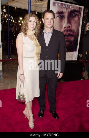07 Dec 2000, Los Angeles, Kalifornien, USA --- Ursprüngliche Bildunterschrift: Los Angeles, Kalifornien: die Premiere von Cast Away wurde auf dem Westwood Village Theater in Los Angeles statt. - - - Bild von ©. /USATom Hanks und seine Frau Rita Wilson Red Carpet Event, Vertikal, USA, Filmindustrie, Prominente, Fotografie, Bestof, Kunst, Kultur und Unterhaltung, Topix Prominente Fashion/Vertikal, Besten, Event in Hollywood Leben - Kalifornien, Roter Teppich und backstage, USA, Film, Stars, Film Stars, TV Stars, Musik, Promis, Fotografie, Bestof, Kunst, Kultur und Unterhaltung, Topix Stockfoto