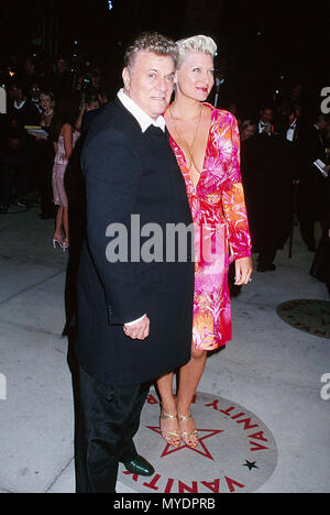 26 Mar 2000, Los Angeles, Kalifornien, USA ----- Tony Curtis mit Frau Jill Vandenberg - - - Bild von ©. /USATony Curtis mit Frau Jill Vandenberg 2 Red Carpet Event, Vertikal, USA, Filmindustrie, Prominente, Fotografie, Bestof, Kunst, Kultur und Unterhaltung, Topix Prominente Fashion/Vertikal, Besten, Event in Hollywood Leben - Kalifornien, Roter Teppich und backstage, USA, Film, Stars, Film Stars, TV Stars, Musik, Promis, Fotografie, Bestof, Kunst, Kultur und Unterhaltung, Topix, vertikale, Anfrage tsuni@Gamma-USA.com, Berühmtheit mit Familienmitglied (Hus Stockfoto