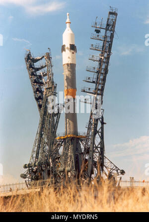 Die Sojus-kapsel und Trägerraketen sind auf der Startrampe am Baikonur in Kasachstan installiert. Baikonur ist der weltweit größte Space Center. Dieser Start war Teil des Apollo-Soyuz Test Projekt (Astp), eine kooperative Space Mission zwischen den Vereinigten Staaten und der Sowjetunion. Stockfoto