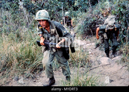 Mitglieder der Fernaufklärer Team bewegt durch unwegsames Gelände auf der Suche nach Viet Cong in der Nähe von tuy 2 27 1966 Hoa Stockfoto