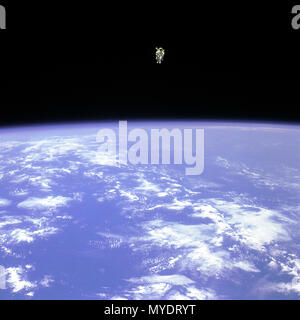 Mission Specialist Bruce McCandless II, ist weiter entfernt von den Grenzen und Sicherheit von seinem Schiff gesehen als jede frühere Astronaut überhaupt gewesen ist. Dieser Raum wurde möglich durch die bemannte Manuevering Einheit oder MMU, eine Stickstoff Jet Antrieb Rucksack. Stockfoto